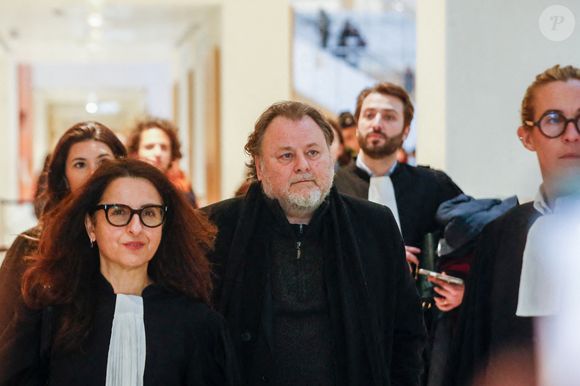 Christophe Ruggia arrive avec ses avocates Fanny Collin et Orly Rezlan au tribunal - Le réalisateur Christophe Ruggia, poursuivi pour agressions sexuelles envers la comédienne Adèle Haenel, condamné à deux de prison ferme avec port de bracelet électronique va faire appel de la décision, au tribunal judiciaire de Paris, France, le 3 février 2025. © Christophe Clovis/Bestimage