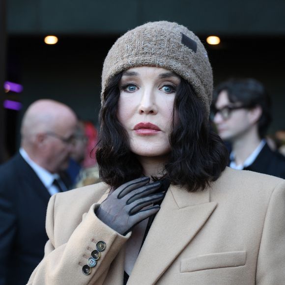 Isabelle Adjani - Les célébrités au défilé Stella McCartney "Collection Prêt-à-Porter Automne/Hiver 2025-2026" lors de la Fashion Week de Paris (PFW), le 5 mars 2025. Denis Guignebourg / Bestimage
