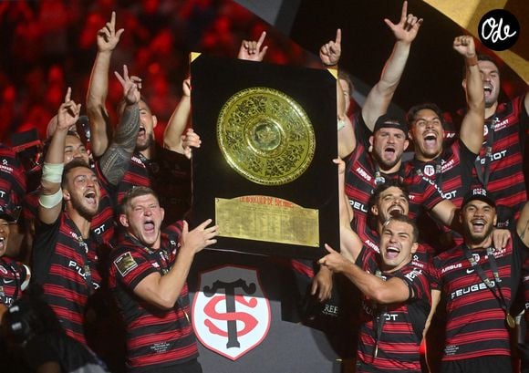 Jack Willis et Antoine Dupont soulèvent le trophée et leurs coéquipiers laissent exploser leur joie - Les Toulousains soulèvent leur quatrième Bouclier de Brennus d'affilée, après leur victoire face à Montpellier (28 - 20) en finale du Top 14 au stade de France, le 27 juin 2026. 
© Christian Liewig / Bestimage