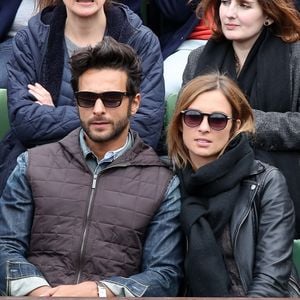 "Tout le monde est très heureux et très fier. Mon compagnon m'a poussée. C'est une décision qui impacte nos vies puisque c'est pendant les vacances et il m'a dit qu'on ne pouvait pas refuser le 13H de TF1. Mes parents n'ont pas tout de suite réalisé et mon père a versé sa petite larme", a-t-elle confié.

Maxim Nucci (Yodelice) et sa compagne Isabelle Ithurburu dans les tribunes des Internationaux de France de tennis de Roland Garros à Paris. Le 24 mai 2016 
© Dominique Jacovides / Bestimage