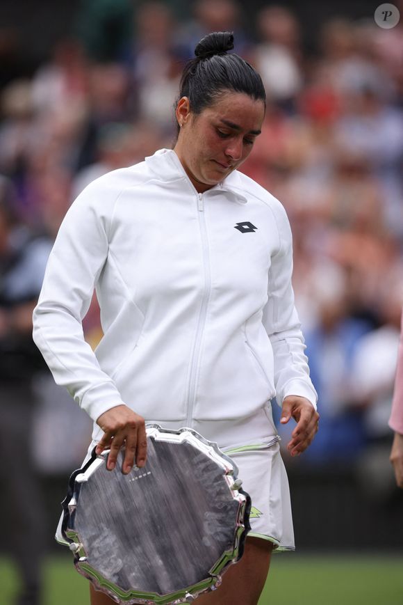 Ons Jabeur de la Tunisie a l’air déprimé avec le trophée des finalistes féminines en simple après sa défaite contre Marketa Vondrousova de la République tchèque le treizième jour du Championnat Wimbledon 2023 au All England Lawn Tennis and Croquet Club le 15 juillet, 2023 à Londres, en Angleterre.
Mirrorpix / Bestimage