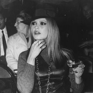 Brigitte Bardot a assisté à un défilé de mode présentant des modèles de la boutique Gunter Sachs Saint Tropez de son mari, le 4 avril 1968. Image : © Keystone Press Agency/ZUMA Press Wire