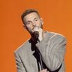 Moment inattendu lors d’un concert de M. Pokora : Une jeune fan lui offre un objet très personnel, le chanteur amusé
