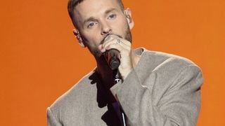 Moment inattendu lors d’un concert de M. Pokora : Une jeune fan lui offre un objet très personnel, le chanteur amusé