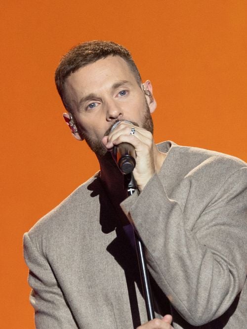 Moment inattendu lors d’un concert de M. Pokora : Une jeune fan lui offre un objet très personnel, le chanteur amusé