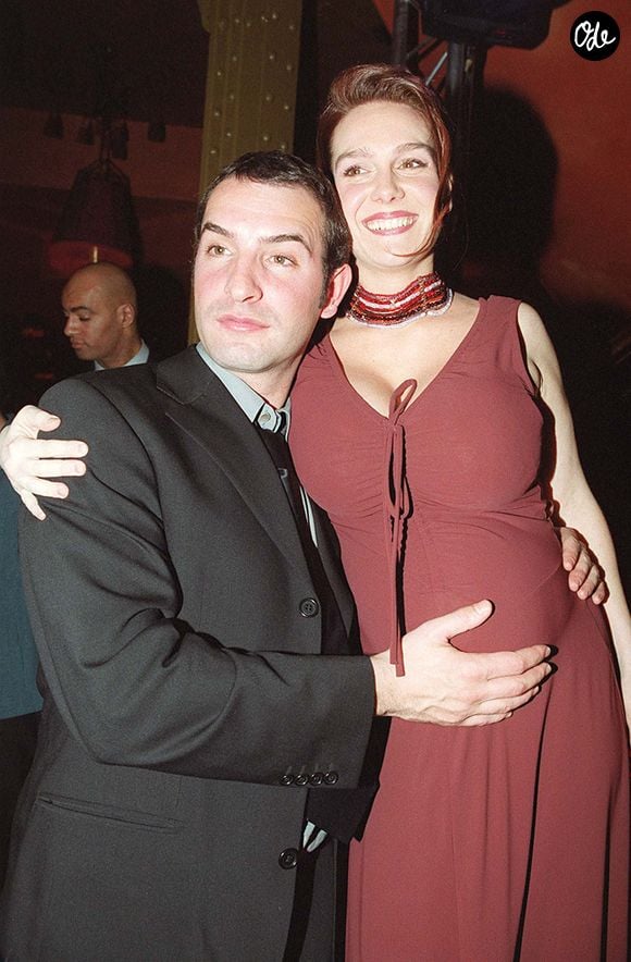 De son côté, Jean Dujardin était également interrogé sur la manière dont sa femme de l'époque Gaelle - elle est la mère de ses enfants Simon (né en 2000) et Jules (né en 2001) - vivait le succès de son personnage.

Archives : Jean Dujardin et son ex Gaelle Demars au Barrio Latino à Paris @OLIVIER BORDE / BESTIMAGE
