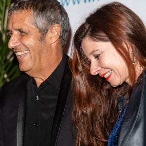 Un thème très présent dans son esprit. "J'y pense tout le temps, assure Julien Clerc. Elle aussi y pense. Même si on n'en parle pas toujours. C'est un choix qu'elle a fait en toute connaissance de cause lorsqu'elle m'a épousé (…) Quand l'un s'en va, tout peut s'écrouler."

Julien Clerc et sa femme Hélène Grémillon lors de la soirée de Gala "Vaincre Le Cancer" organisée au profit de la lutte contre les Cancers dans les salons du Cercle de l'Union Interalliée à Paris, France, le 11 septembre 2018. © Pierre Perusseau/Bestimage