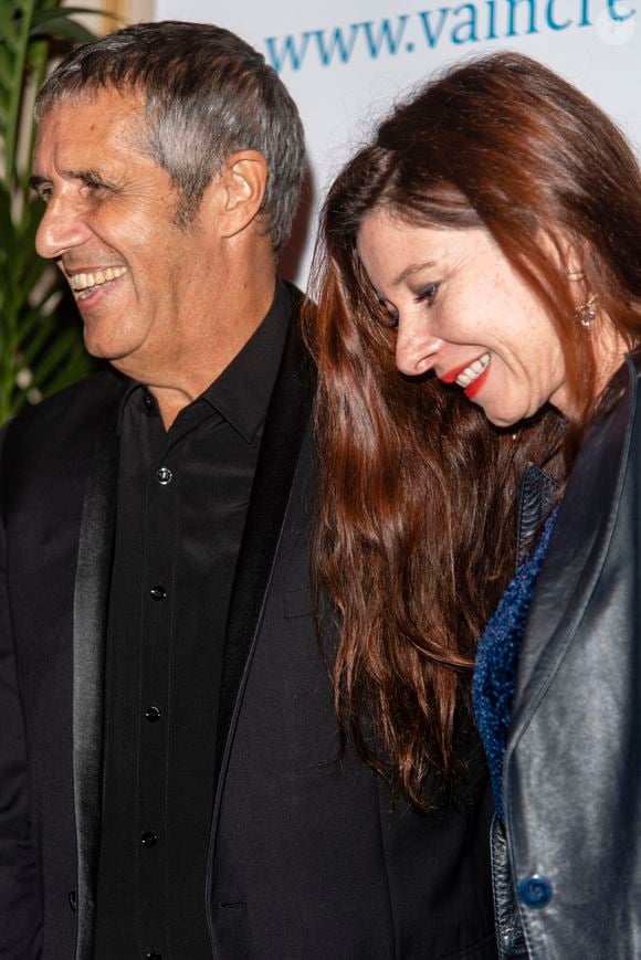 Un thème très présent dans son esprit. "J'y pense tout le temps, assure Julien Clerc. Elle aussi y pense. Même si on n'en parle pas toujours. C'est un choix qu'elle a fait en toute connaissance de cause lorsqu'elle m'a épousé (…) Quand l'un s'en va, tout peut s'écrouler."

Julien Clerc et sa femme Hélène Grémillon lors de la soirée de Gala "Vaincre Le Cancer" organisée au profit de la lutte contre les Cancers dans les salons du Cercle de l'Union Interalliée à Paris, France, le 11 septembre 2018. © Pierre Perusseau/Bestimage