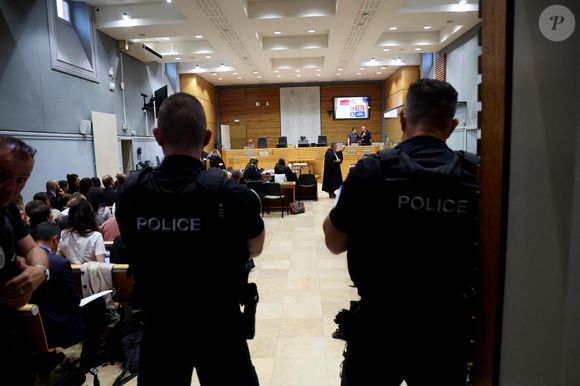 L’accusé est arrivé menotté, le visage partiellement caché et escorté par quatre agents pénitentiaires.

Me Alexandre Martin, avocat de Cédric Jubillar - Les avocats du procès de Cédric Jubillar pour meurtre par conjoint au tribunal de Albi le 22 septembre 2025
© Dominique Jacovides / Bestimage