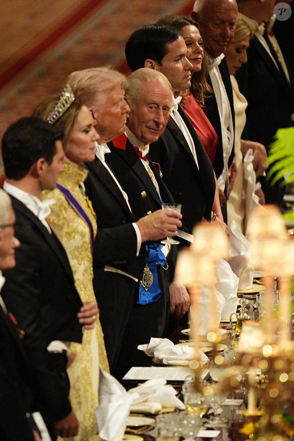 Ils auraient goûté les plats à plusieurs reprises

Le président américain Donald Trump (au centre) se tient entre la princesse de Galles et le roi Charles III, lors du banquet d'État au château de Windsor, dans le Berkshire, au premier jour de sa deuxième visite d'État au Royaume-Uni. Mercredi 17 septembre 2025. Photo by Aaron Chown/PA Wire/ABACAPRESS.COM