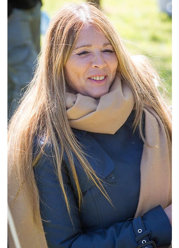 Hélène Rollès prévoit de revenir en tournée en Chine à l’automne avec huit dates à Pékin et Shanghai.

Hélène Rolles - Reprise du tournage de la série "Les Mystères de l'amour" à Cergy-Pontoise (Val d'Oise) après 2 mois d'arrêt dû au confinement en pleine épidémie de Coronavirus Covid-19 le 14 mai 2020. Photo par AGENCE / BESTIMAGE