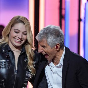 Une immense fierté pour celle qui a pris son rôle de marraine très au sérieux.

Santa et Nagui lors de la deuxième soirée de la 39ème édition du Téléthon, le 6 décembre 2025. 

Photo : Anne-Sophie Guebey / Bestimage