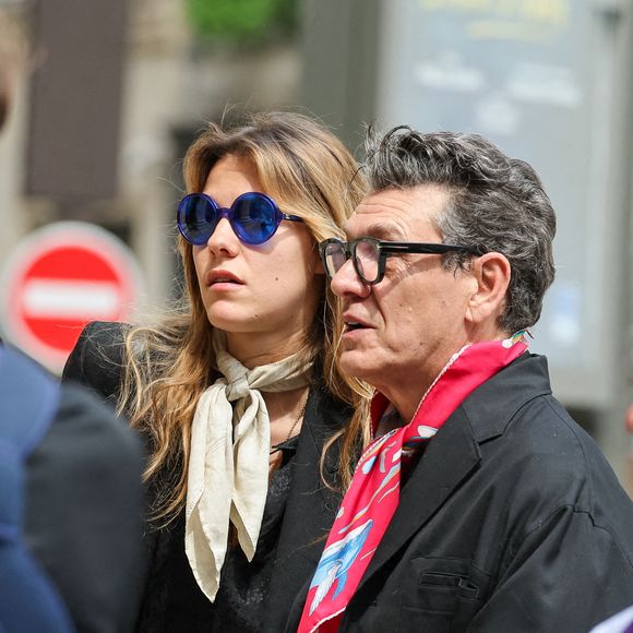 Yasmine Lavoine et son père Marc Lavoine -  Arrivées aux obsèques du prince Jean-Stanislas Poniatowski en l'Eglise polonaise à Paris, France, le 29 avril 2024. © Jacovides-Moreau/Bestimage