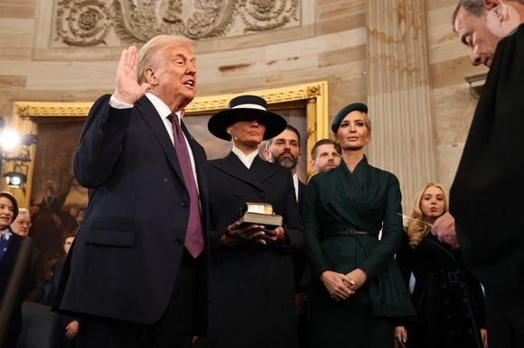 Donald Trump aux côtés de Melania Trump qui prêtent serment avec JD Vance au Capitole le jour de l'investiture de Donald Trump en tant que 47ème Président des Etats-Unis. Washington DC, le 20 janvier 2025.
©Photo Press Service / BESTIMAGE