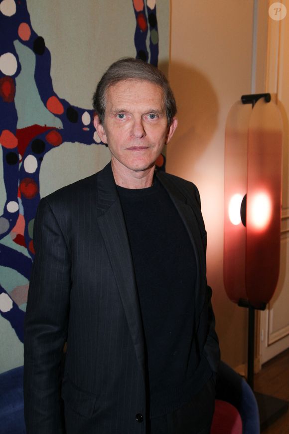 Sixtine n'est autre que la fille de Frédéric Saldmann, médecin cardiologue, nutritionniste et chef d'entreprise français, auteur de nombreux ouvrages populaires sur la santé et l'hygiène alimentaire, et intervenant régulièrement dans les médias.

Frédéric Saldmann - Arielle Dombasle est élevée au rang d'Officière de l'ordre des Arts et Lettres au Ministère de la Culture à Paris le 08 Décembre 2025.

© Philippe Baldini / Bestimage