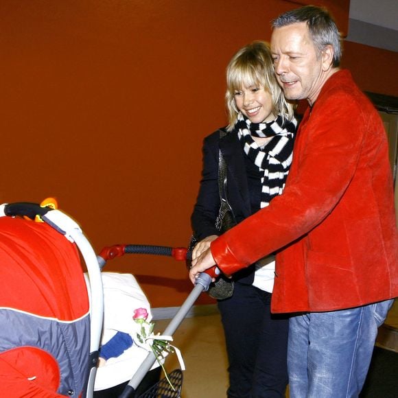 Le chanteur français Renaud Séchan et sa femme Romane Serda quittent un studio de télévision avec leur fils Malone à Boulogne, France, le 28 novembre 2006. Photo Vim/Abaca