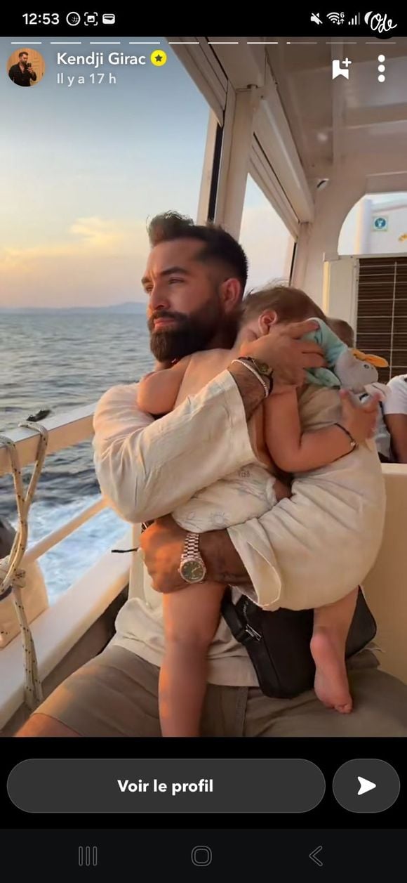 Kendji Girac partage des photos de ses vacances avec sa compagne Soraya et leurs deux enfants.
