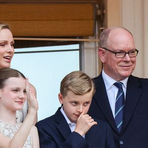 Le prince Albert II de Monaco, la princesse Charlène de Monaco, le prince héréditaire Jacques de Monaco, marquis des Baux, la princesse Gabriella de Monaco, comtesse de Carladès au balcon du Palais princier lors de la célébration de la fête de la Saint Jean sur la Place du Palais princier de Monaco, le 23 juin 2026. La Saint Jean est à l'origine une fête païenne puis chrétienne. Pour les païens, c'était une fête qui célébrait les moissons. Une fois christianisée, cette fête est devenue celle du solstice d'été et donc la fête de la lumière. © Claudia Albuquerque/Bestimage