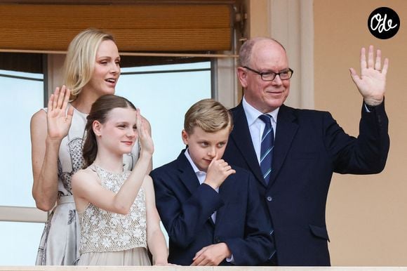 Le prince Albert II de Monaco, la princesse Charlène de Monaco, le prince héréditaire Jacques de Monaco, marquis des Baux, la princesse Gabriella de Monaco, comtesse de Carladès au balcon du Palais princier lors de la célébration de la fête de la Saint Jean sur la Place du Palais princier de Monaco, le 23 juin 2026. La Saint Jean est à l'origine une fête païenne puis chrétienne. Pour les païens, c'était une fête qui célébrait les moissons. Une fois christianisée, cette fête est devenue celle du solstice d'été et donc la fête de la lumière. © Claudia Albuquerque/Bestimage