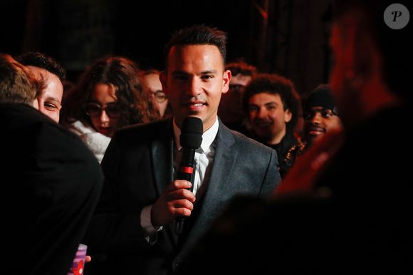 Mohamed Bouhafsi lors de l’émission "La grande soirée du 31 décembre de Paris" diffusée sur France 2 sur les Champs-Elysées à Paris, France, le 31 décembre 2024.  © Clovis-Tribeca/Bestimage