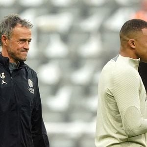Le message de Luis Enrique pour Kylian Mbappé après la victoire du PSG

Le joueur du Paris Saint-Germain Kylian Mbappé (au centre) et son entraîneur Luis Enrique (à gauche) lors d'une séance d'entraînement au St. James' Park, à Newcastle, le mardi. PA Photos/ABACA