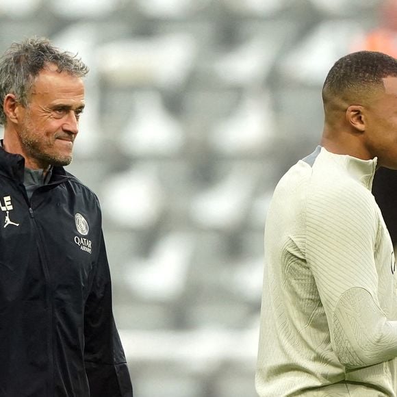 Le message de Luis Enrique pour Kylian Mbappé après la victoire du PSG

Le joueur du Paris Saint-Germain Kylian Mbappé (au centre) et son entraîneur Luis Enrique (à gauche) lors d'une séance d'entraînement au St. James' Park, à Newcastle, le mardi. PA Photos/ABACA