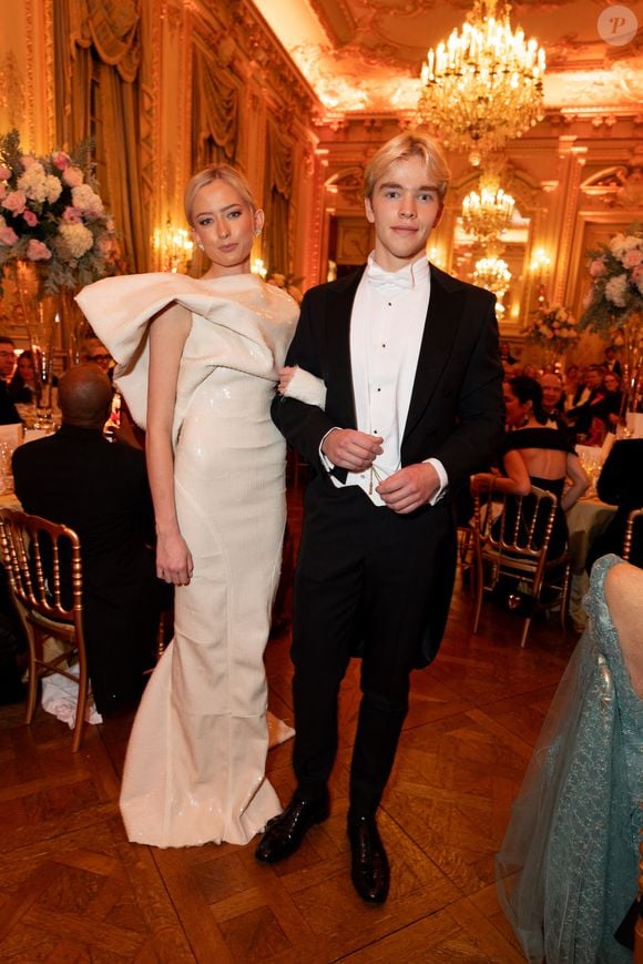 Exclusif - Eliza Lindroth (robe Rick Owens ) et son cavalier Antonius Meijer   - Défilé au Bal 2025 des débutantes à l’hôtel Shangri-La Paris le 29 novembre 2025. Le Bal / Moreau / Borde / Bestimage