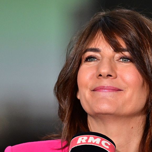 Cet été, Estelle Denis et son chéri ont opté pour des vacances roots.

Estelle Denis présente son émission "Estelle Midi" au Grand Palais à Paris, le 10 février 2025.

Photo : Christian Liewig / Bestimage
