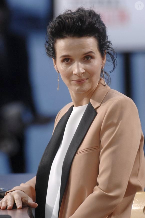 Juliette Binoche lors de la diffusion de l'émission 'Le Grand Journal' sur Canal Plus sur la plage du Martinez lors du 63ème Festival de Cannes à Cannes, France le 12 mai 2010. Photo Giancarlo Gorassini/ABACAPRESS.COM