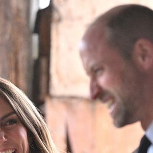 Le prince et son épouse ont mis les petits plats dans les grands pour cette occasion. 

Le Prince et la Princesse de Galles rient, lors d'une visite à Mallon Linen près de Cookstown dans le Co Tyrone, une exploitation agricole familiale qui rétablit une chaîne d'approvisionnement transparente du lin au lin en Irlande du Nord. Mardi 14 octobre 2025. Photo by Samir Hussein/PA Wire/ABACAPRESS.COM