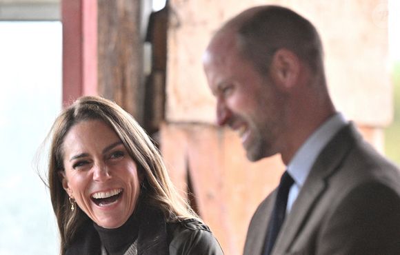 Le prince et son épouse ont mis les petits plats dans les grands pour cette occasion. 

Le Prince et la Princesse de Galles rient, lors d'une visite à Mallon Linen près de Cookstown dans le Co Tyrone, une exploitation agricole familiale qui rétablit une chaîne d'approvisionnement transparente du lin au lin en Irlande du Nord. Mardi 14 octobre 2025. Photo by Samir Hussein/PA Wire/ABACAPRESS.COM