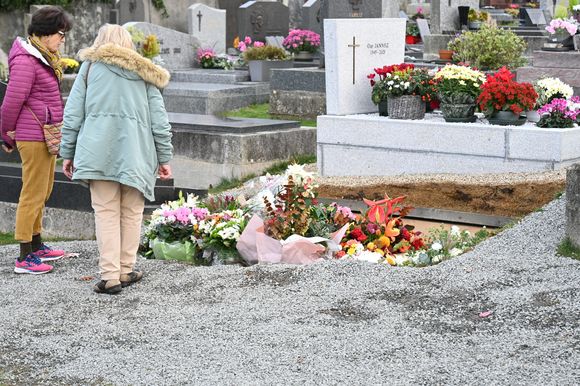 L'acteur s'est battu de longs mois contre la maladie, comme le racontait sa veuve.

Obsèques de Tcheky Karyo (décédé le 31 octobre 2025 à l'âge de 72 ans) au cimetière de Concarneau dans la plus stricte intimité le 5 novembre 2025. AGENCE / BESTIMAGE
