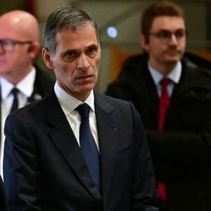 De quoi lui permettre de rivaliser davantage avec les grands de l'industrie en France, comme les Arnault, les Bolloré ou encore les Bouygues.

Rodolphe Saadé, propriétaire du journal "La Provence" - Le président de la République française E.Macron lors des "Discussions sur les enjeux démocratiques à l'épreuve des réseaux sociaux et des algorithmes" avec les lecteurs du journal "La Provence" à Marseille, le 16 décembre 2025. 
© ©hristian Liewig / Bestimage