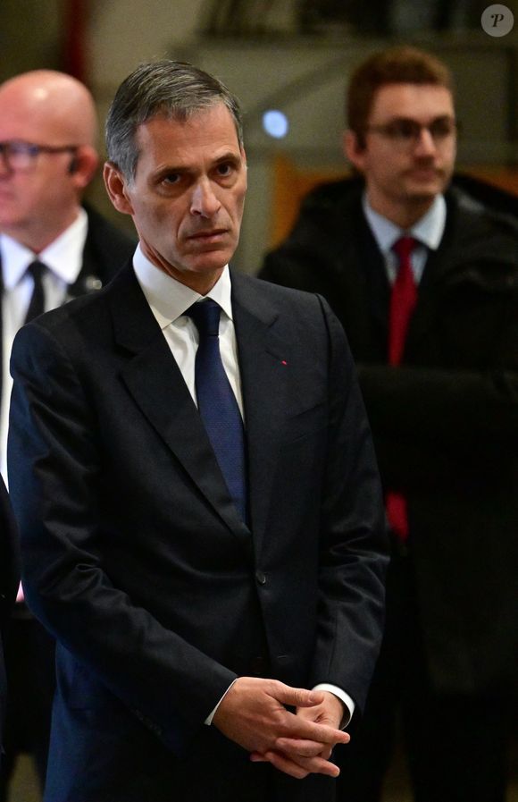 De quoi lui permettre de rivaliser davantage avec les grands de l'industrie en France, comme les Arnault, les Bolloré ou encore les Bouygues.

Rodolphe Saadé, propriétaire du journal "La Provence" - Le président de la République française E.Macron lors des "Discussions sur les enjeux démocratiques à l'épreuve des réseaux sociaux et des algorithmes" avec les lecteurs du journal "La Provence" à Marseille, le 16 décembre 2025. 
© ©hristian Liewig / Bestimage