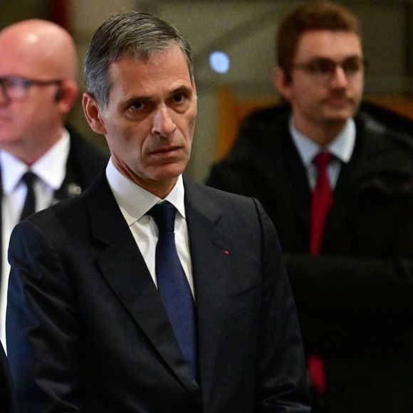 De quoi lui permettre de rivaliser davantage avec les grands de l'industrie en France, comme les Arnault, les Bolloré ou encore les Bouygues.

Rodolphe Saadé, propriétaire du journal "La Provence" - Le président de la République française E.Macron lors des "Discussions sur les enjeux démocratiques à l'épreuve des réseaux sociaux et des algorithmes" avec les lecteurs du journal "La Provence" à Marseille, le 16 décembre 2025. 
© ©hristian Liewig / Bestimage