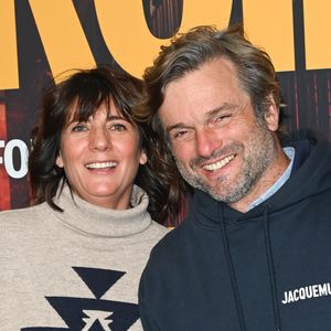 Vie d'ermite sans électricité, dans sa maison-cabane...

Estelle Denis et son compagnon Marc Thiercelin - Avant-première du film "Mon héroïne" au cinéma UGC Normandie à Paris. © Coadic Guirec/Bestimage