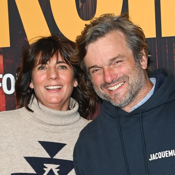 Vie d'ermite sans électricité, dans sa maison-cabane...

Estelle Denis et son compagnon Marc Thiercelin - Avant-première du film "Mon héroïne" au cinéma UGC Normandie à Paris. © Coadic Guirec/Bestimage