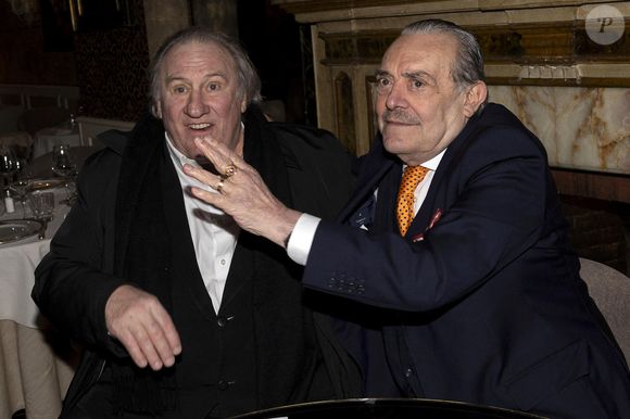 Gérard Depardieu réconcilié avec le "roi des paparazzis"

Gérard Depardieu et le paparazzi Rino Barillari se réconcilient au "Harry's Bar" à Rome le 19 janvier 2026. C'est au même endroit, le 21 mai 2024 que les deux hommes se sont accrochés. Gérard Depardieu aurait frappé le photographe à trois reprises au visage car ce dernier avait bousculé la compagne de Gérard Depardieu pour faire une série de photos. Après cet incident, les plaintes ont fusé de toute part....mais les images montrent que les deux hommes ont trouvé un terrain d'entente.
Zuma Press / Bestimage