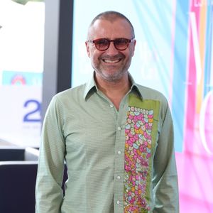 Depuis 2021, le comédien partage en effet la vie d'Isabelle Regourd, productrice artistique de "Demain nous appartient". 

Alexandre Brasseur - Photocall de "Demain nous appartient" (DNA) lors du 64ème Festival de Télévision de Monte Carlo au Grimaldi Forum de Monaco le 14 juin 2025. © Denis Guignebourg / Bestimage