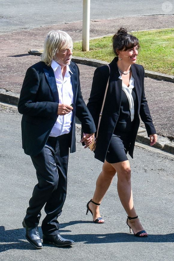 Le chanteur Renaud (Renaud Séchan) et sa compagne Cerise (de son vrai prénom Christine) - Mariage d'Hugues Aufray et de Murielle Mégevand à la mairie de Marly-Le Roy, France, le 2 septembre 2023. Agence / Bestimage