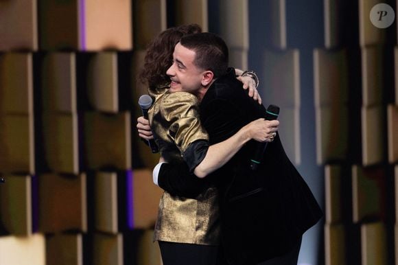 Exclusif - Tina Arena et le fils de Tina Arena Gabriel pour les surprises lors de l'enregistrement de l'émission "La Boîte à secrets", présentée par F.Bollaert et diffusée le 23 janvier sur France 3, dans les studios du Lendit à Saint-Denis, France, le 16 décembre 2025. © Cyril Moreau/Bestimage
