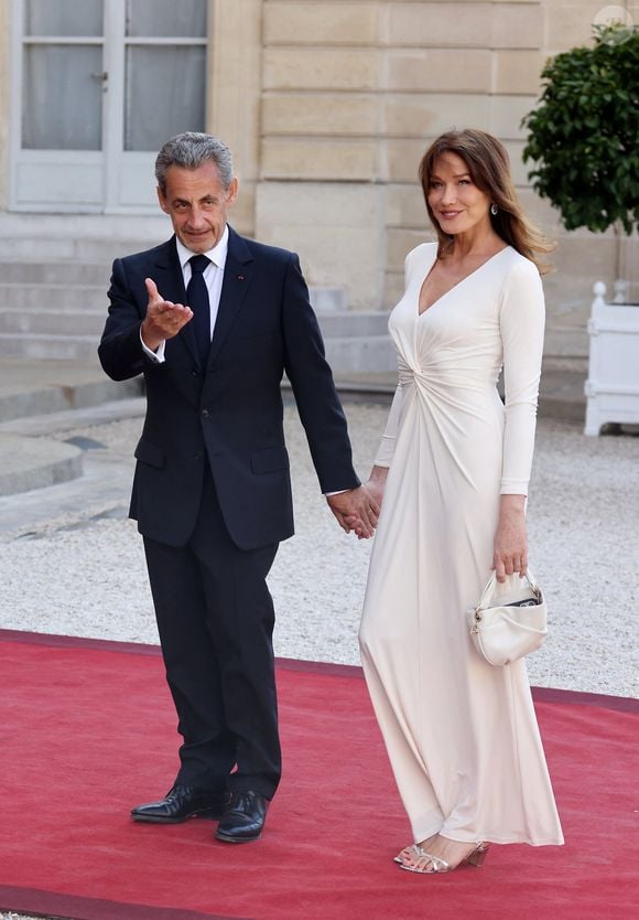 Nicolas Sarkozy et sa femme Carla Bruni-Sarkozy (robe Ralph Lauren)  - Dîner d'état en l'honneur du président des Etats-Unis et sa femme au palais de l'Elysée à Paris, à l'occasion de leur visite officielle en France. Le 8 juin 2024
© Jacovides-Moreau / Bestimage