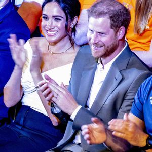 Bien des années plus tard, ces mêmes plaintes ont également visées une certaine Meghan Markle, accusée par des employés de Buckingham de leur faire vivre l'enfer... 

Le duc et la duchesse de Sussex assistent à la cérémonie d'ouverture des Invictus Games au Zuiderpark de La Haye, Pays-Bas, samedi 16 avril 2022. Photo par Robin Utrecht/ABACAPRESS.COM