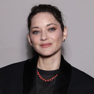 Alors qu’elle avançait au milieu de la cohue, quelqu’un lui a marché sur le pied.

Exclusif - Marion Cotillard lors de la soirée anniversaire des 25 ans de la Terrasse de Albane pendant le 79ème Festival International du Film de Cannes, France, le 15 mai 2026. © Denis Guignebourg/Bestimage