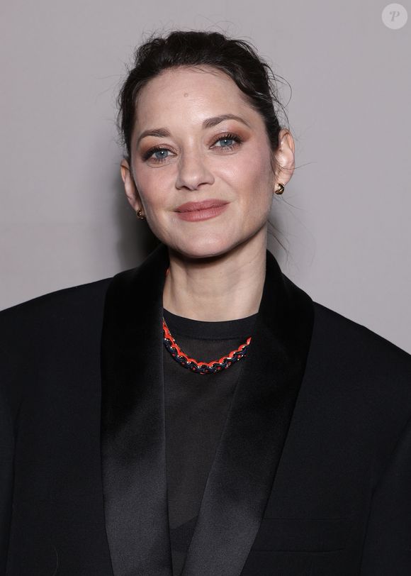 Alors qu’elle avançait au milieu de la cohue, quelqu’un lui a marché sur le pied.

Exclusif - Marion Cotillard lors de la soirée anniversaire des 25 ans de la Terrasse de Albane pendant le 79ème Festival International du Film de Cannes, France, le 15 mai 2026. © Denis Guignebourg/Bestimage