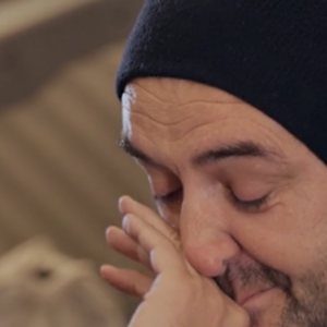 Cyril Lignac ému dans Rendez-vous en terre inconnue, capture d'écran France Télévisions