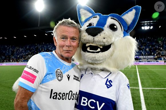 Franck Dubosc - Célébrités lors du match de gala caritatif entre l’équipe de Nico Capone et celle de Redouane Bougheraba au profit des fondations Théodora et Terres d’espoir en faveur des enfants hospitalisés et des personnes en difficulté au stade de la Tuiliere  à Lausanne en Suisse le 6 Septembre 2025. © Romain Doucelin/Bestimage