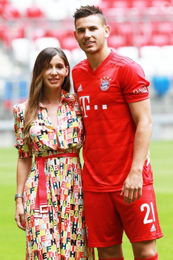 Déjà père de deux enfants avec sa première compagne, le footballeur va devenir papa pour la troisième fois

Lucas Hernandez et sa femme Amelia Ossa Llorente lors de la présentation de Lucas Hernandez, nouvelle recrue du Bayern de Munich à Munich, le 8 juillet 2019.