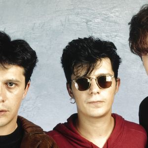Dans la lignée de ce que faisait Indochine, elle porte des textes engagés.

Archive - Portrait du groupe Indochine (Nicola Sirkis, Stephane Sirkis, Dominique Nicolas) à Paris, France, le 30 juin 1992. © Cédric Perrin/Bestimage