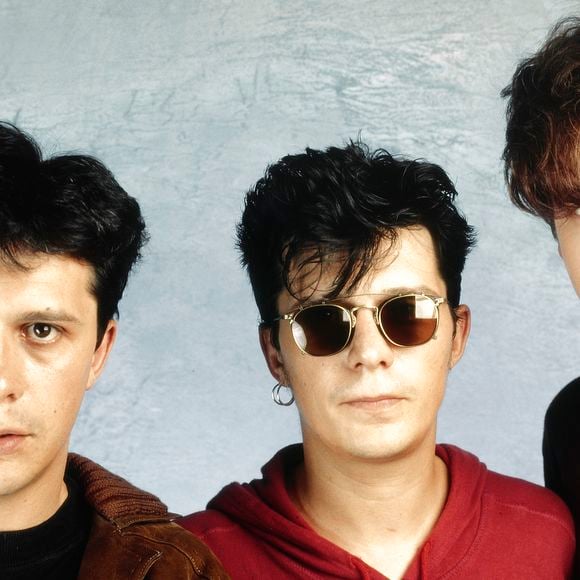 Dans la lignée de ce que faisait Indochine, elle porte des textes engagés.

Archive - Portrait du groupe Indochine (Nicola Sirkis, Stephane Sirkis, Dominique Nicolas) à Paris, France, le 30 juin 1992. © Cédric Perrin/Bestimage